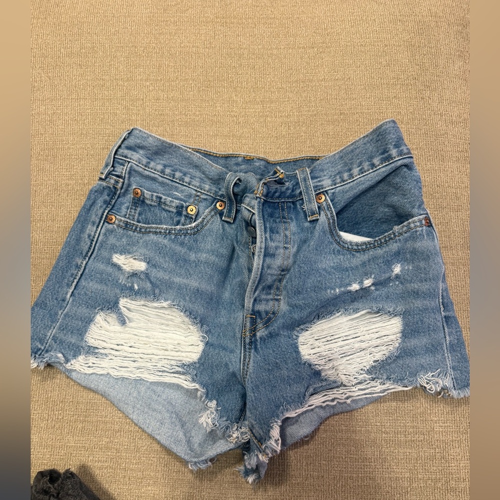 Levi 501 shorts size 27